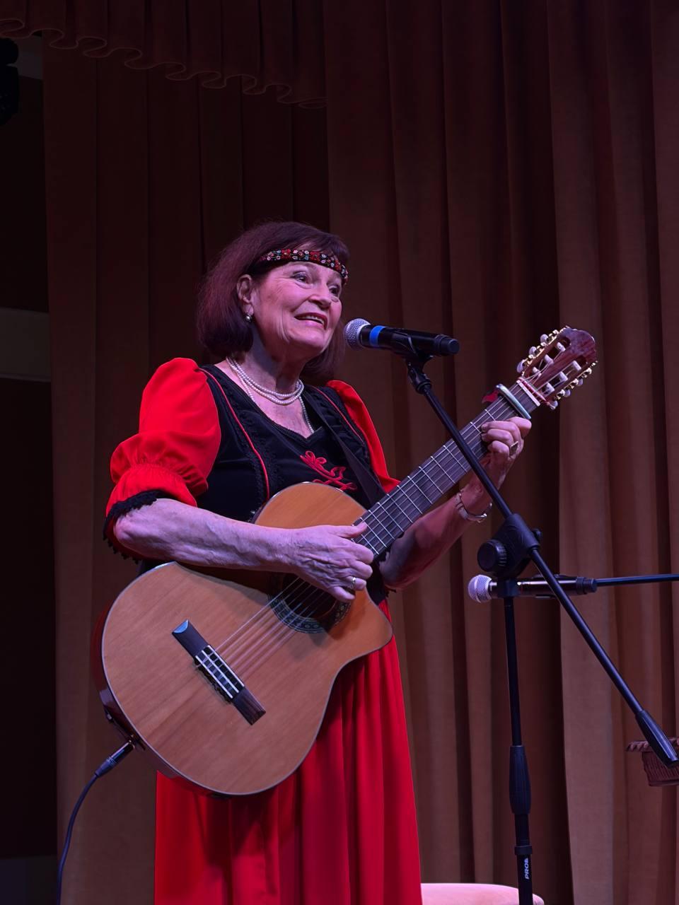 Musical performance by Kamilla Dévai Nagy