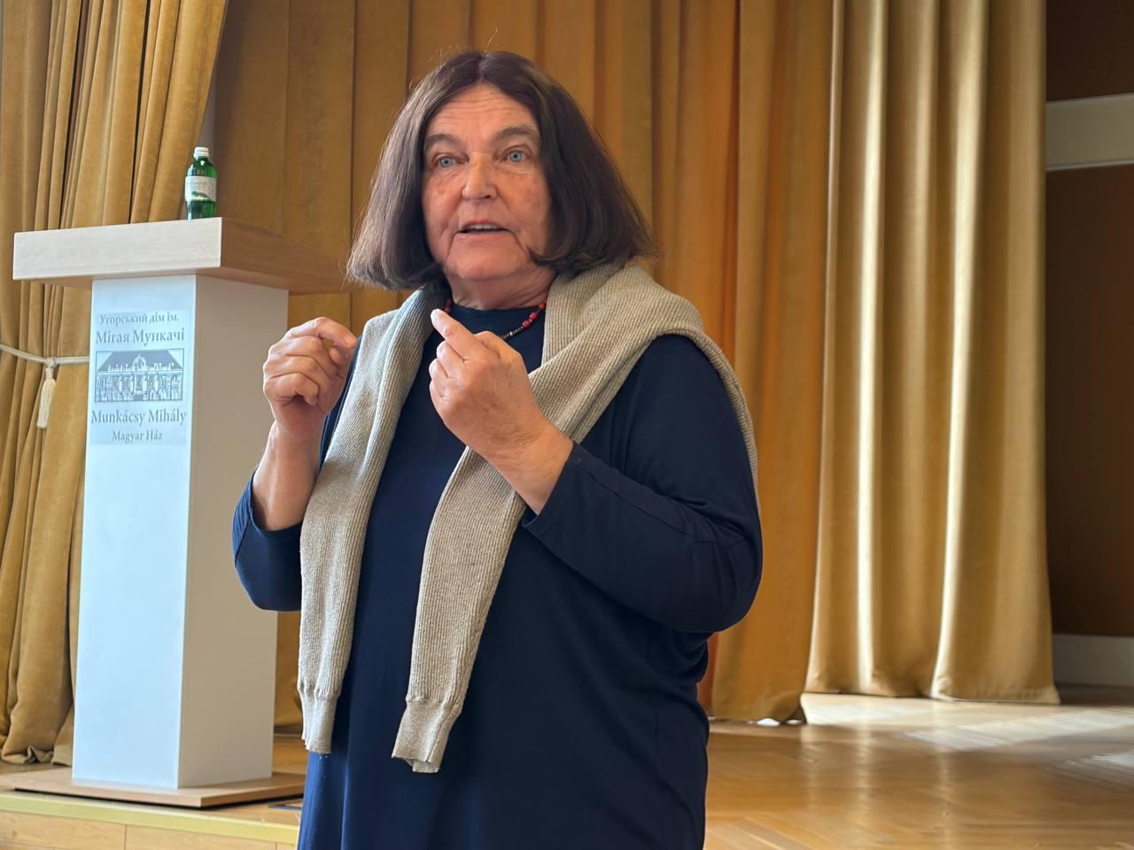 Saly Noémi művelődéstörténészt „Mit ültök a kávéházban?” c. előadása